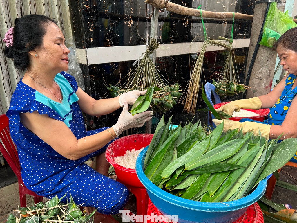 Từ mùng 2 đến mùng 4 tháng 5 âm lịch, những người thợ gói bánh gần như không ngủ. Ai cũng tất bật, từ ngâm gạo, rửa lá, gói bánh cho đến canh lửa. Có nhà còn thuê người phụ để kịp làm hàng nghìn chiếc bánh phục vụ khách hàng gần xa.