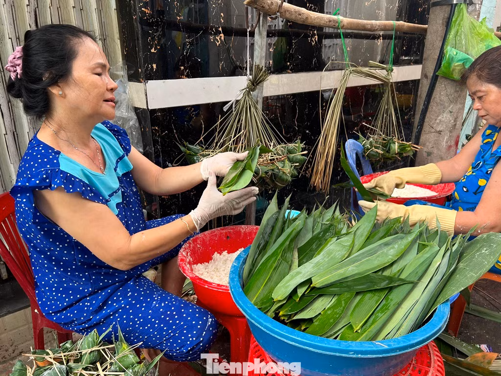 Từ mùng 2 đến mùng 4 tháng 5 âm lịch, những người thợ gói bánh gần như không ngủ. Ai cũng tất bật, từ ngâm gạo, rửa lá, gói bánh cho đến canh lửa. Có nhà còn thuê người phụ để kịp làm hàng nghìn chiếc bánh phục vụ khách hàng gần xa.