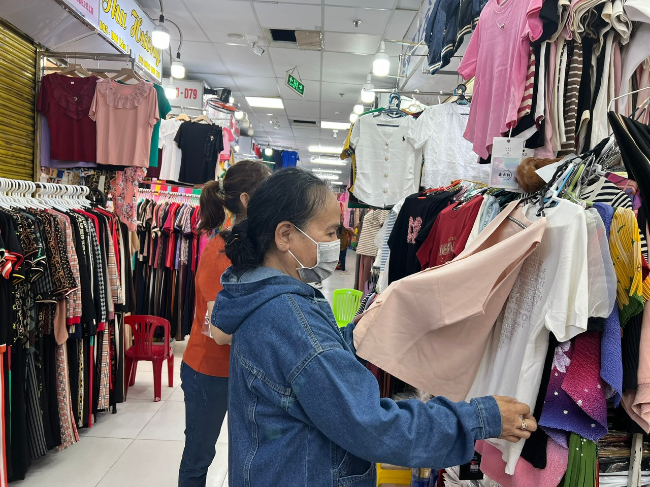 Tiểu thương kinh doanh tại chợ truyền thống. Tiểu thương kinh doanh tại chợ truyền thống.