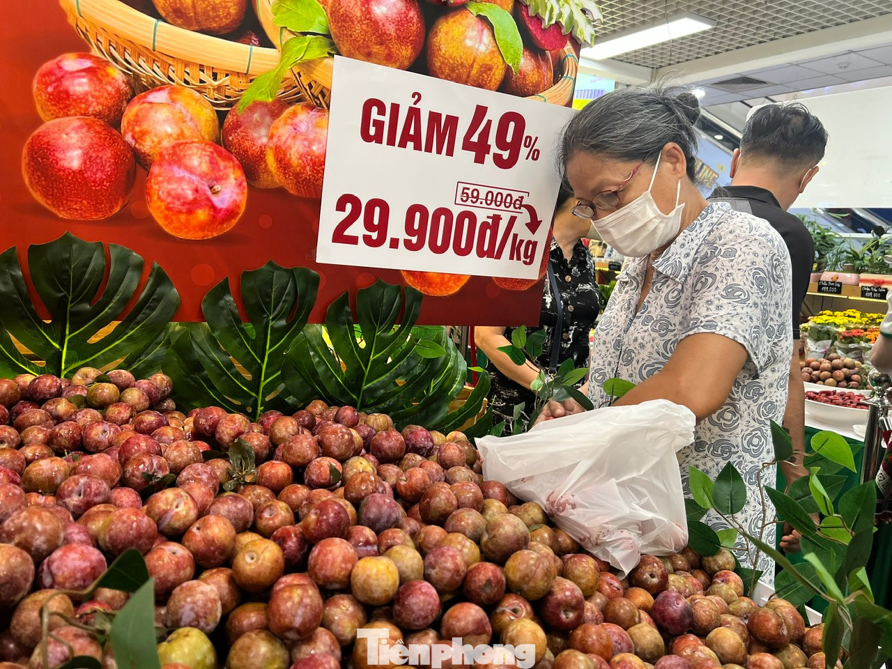 Mận hậu Sơn La tại siêu thị quả to, gần đạt chuẩn xuất khẩu và đang giảm giá tới 49% Mận hậu Sơn La tại siêu thị quả to, gần đạt chuẩn xuất khẩu và đang giảm giá tới 49%
