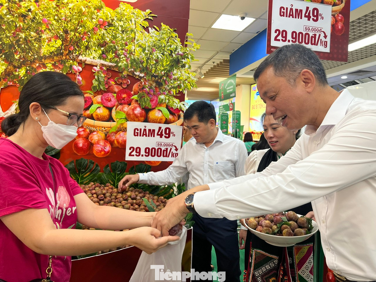 Ông Nguyễn Thành Công (bìa phải), Phó Chủ tịch UBND tỉnh Sơn La tặng mận hậu miễn phí cho khách hàng Ông Nguyễn Thành Công (bìa phải), Phó Chủ tịch UBND tỉnh Sơn La tặng mận hậu miễn phí cho khách hàng