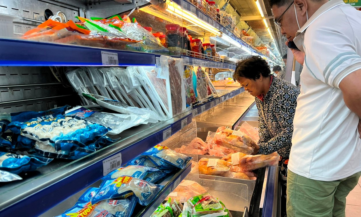 Mùng 2 Tết, một số siêu thị cũng mở cửa trở lại. Nhưng do nhiều đơn vị cung cấp vẫn đang nghỉ Tết nên siêu thị chủ yếu là hàng đông lạnh, thực phẩm chế biến, chưa có thực phẩm tươi sống. Mùng 2 Tết, một số siêu thị cũng mở cửa trở lại. Nhưng do nhiều đơn vị cung cấp vẫn đang nghỉ Tết nên siêu thị chủ yếu là hàng đông lạnh, thực phẩm chế biến, chưa có thực phẩm tươi sống.