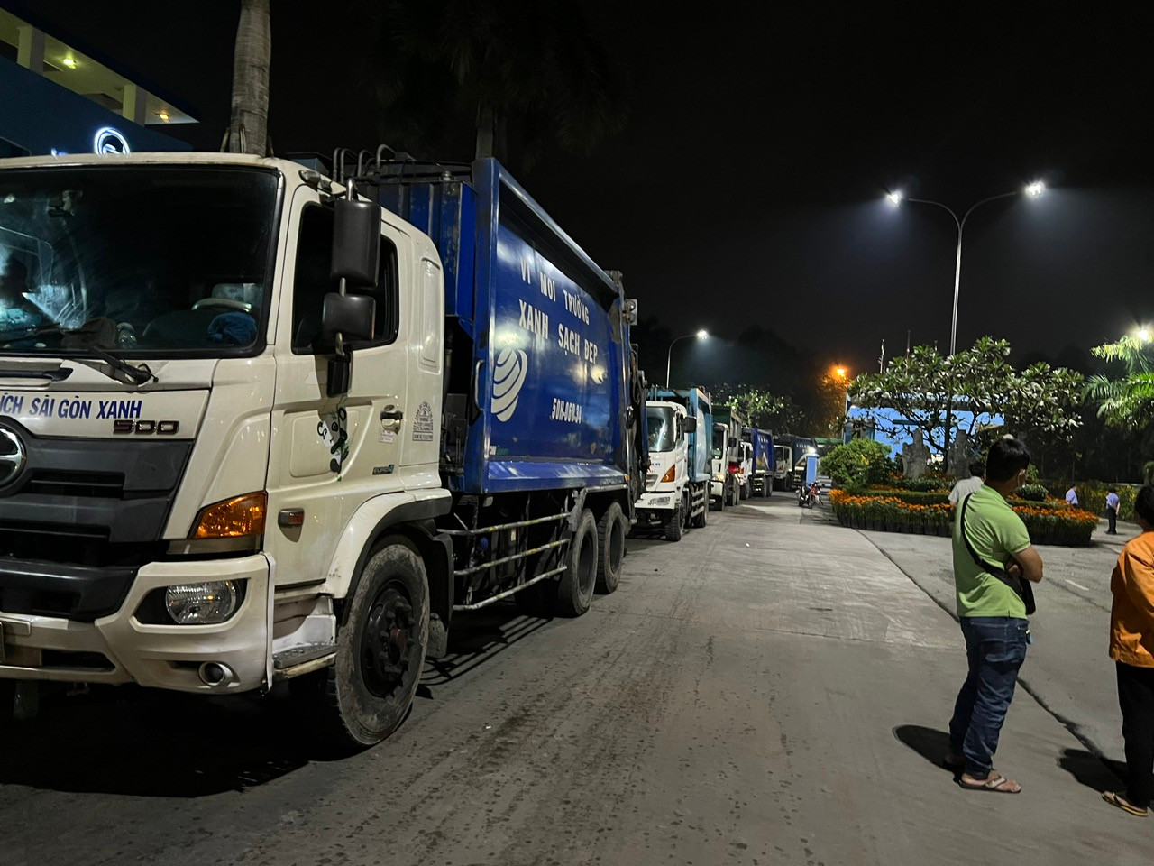 Hàng chục chiếc xe thu gom rác xếp hàng dài trước cổng Khu liên hợp xử lý chất thải Đa Phước đêm 23/1 Hàng chục chiếc xe thu gom rác xếp hàng dài trước cổng Khu liên hợp xử lý chất thải Đa Phước đêm 23/1