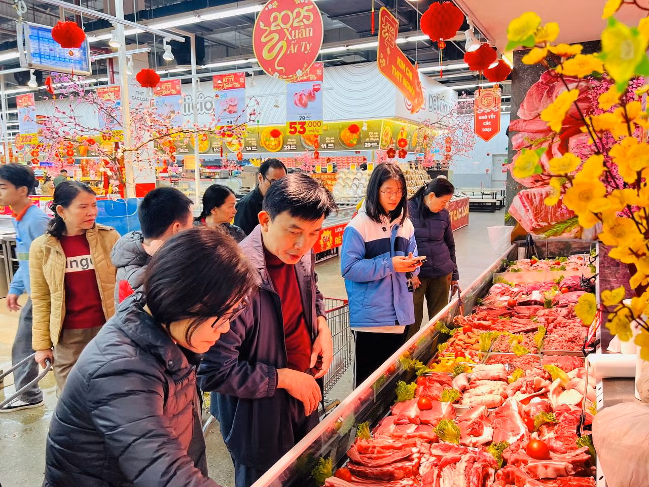 Tại hệ thống siêu thị GO!, Big C, Tops Market, chương trình “Lễ hội thịt heo” có giá giảm hấp dẫn, từ 20 - 45%, như đùi heo (lợn) chỉ còn 98.000 đồng/kg, cốt lết heo 99.000 đồng/kg, chân giò heo 94.000 đồng/kg…