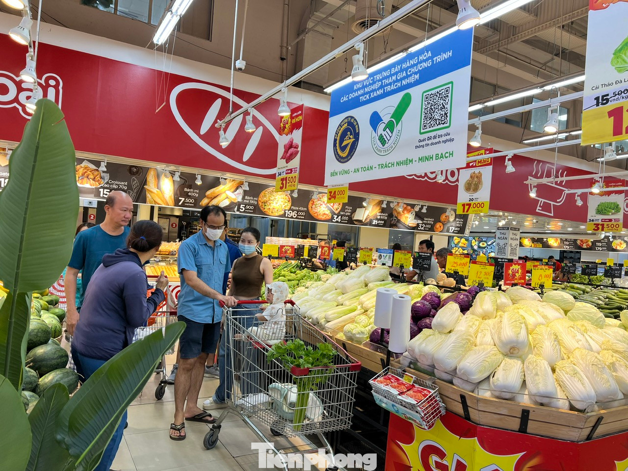 Siêu thị nhộn có quầy hàng "tick xanh trách nhiệm" hút khách cuối tuần Siêu thị nhộn có quầy hàng "tick xanh trách nhiệm" hút khách cuối tuần