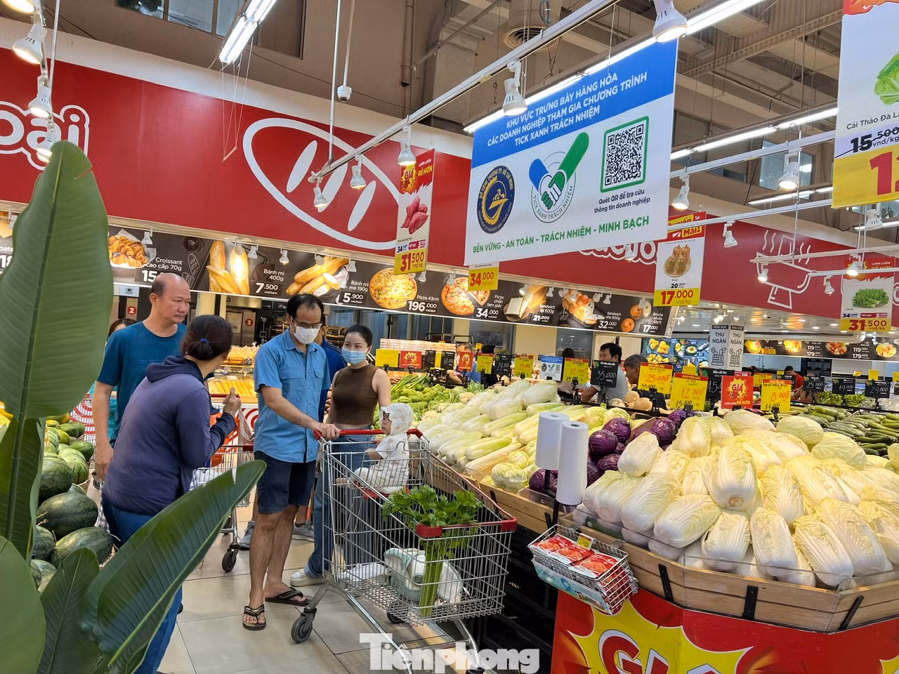 Siêu thị nhộn có quầy hàng "tick xanh trách nhiệm" hút khách cuối tuần