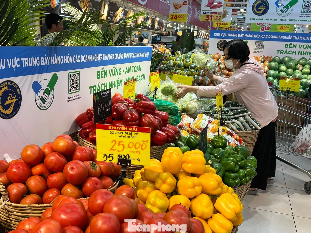 Những đơn vị cung cấp thực phẩm tham gia chương trình "tick xanh trách nhiệm" có cơ hội rộng cửa vào nhiều hệ thống bán lẻ hiện đại Những đơn vị cung cấp thực phẩm tham gia chương trình "tick xanh trách nhiệm" có cơ hội rộng cửa vào nhiều hệ thống bán lẻ hiện đại