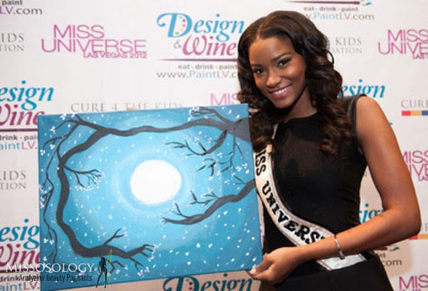 Cô xinh tươi xuất hiện trong buổi đấu giá tranh từ thiện