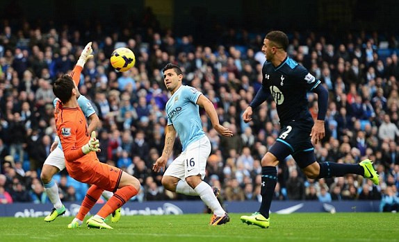 Man City (áo xanh) thắng Tottenham với tỷ số như một ván quần vợt. Man City (áo xanh) thắng Tottenham với tỷ số như một ván quần vợt