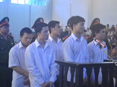 6 bị cáo trước vành móng ngựa