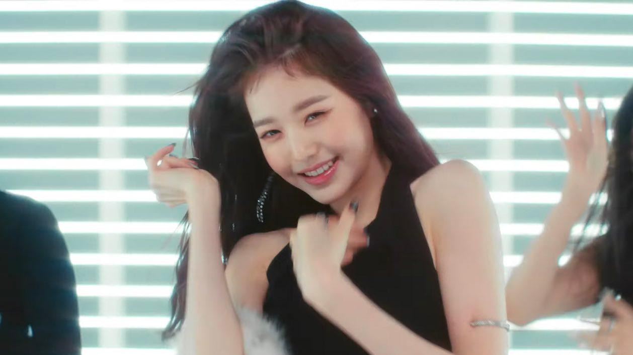 Jang Won Young vẫn đảm nhiệm vị trí center. Jang Won Young vẫn đảm nhiệm vị trí center.