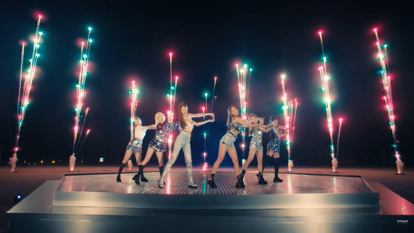 Pháo hoa là yếu tố không thể thiếu trong MV của IVE kể từ khi ra mắt. Pháo hoa là yếu tố không thể thiếu trong MV của IVE kể từ khi ra mắt.