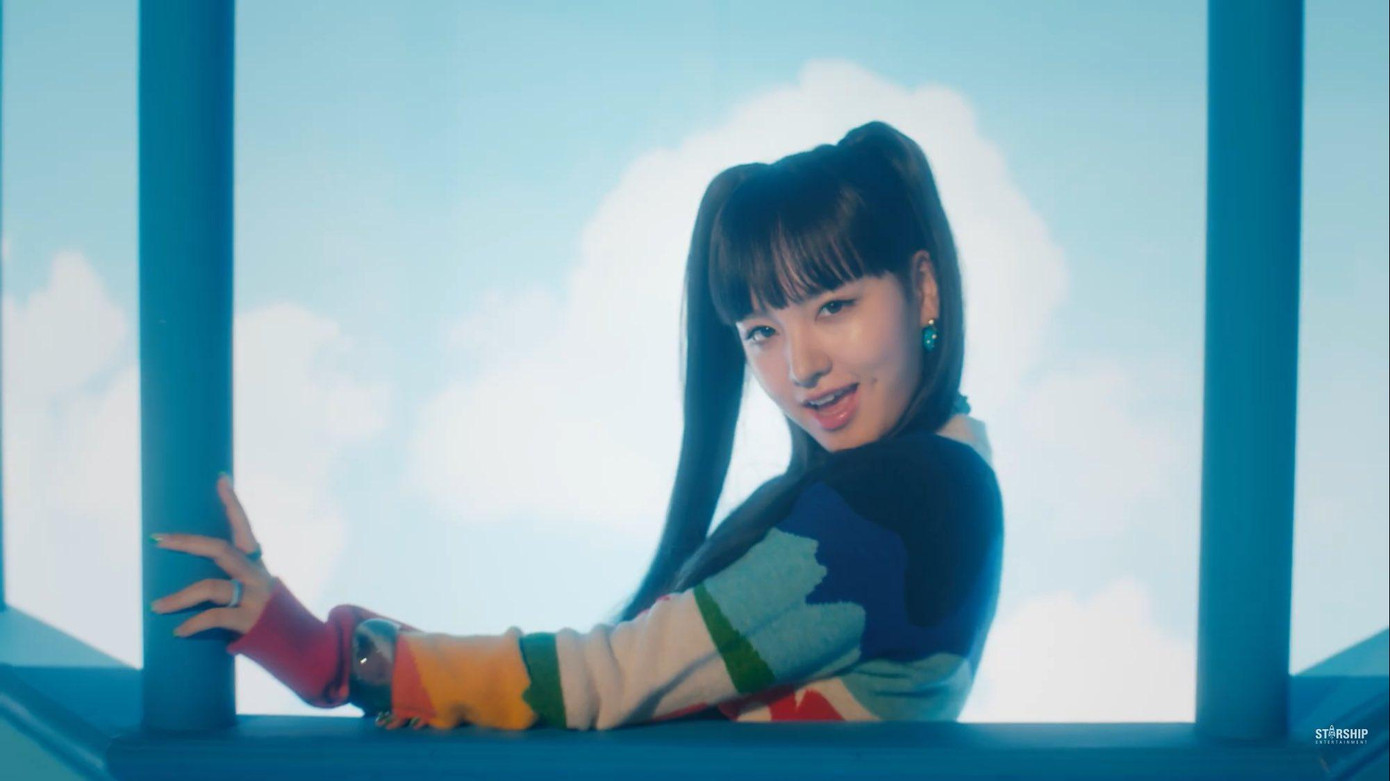 Liz xinh đẹp với mái tóc đen, tạm biệt màu tóc vàng ánh kim trong 2 MV trước. Liz xinh đẹp với mái tóc đen, tạm biệt màu tóc vàng ánh kim trong 2 MV trước.