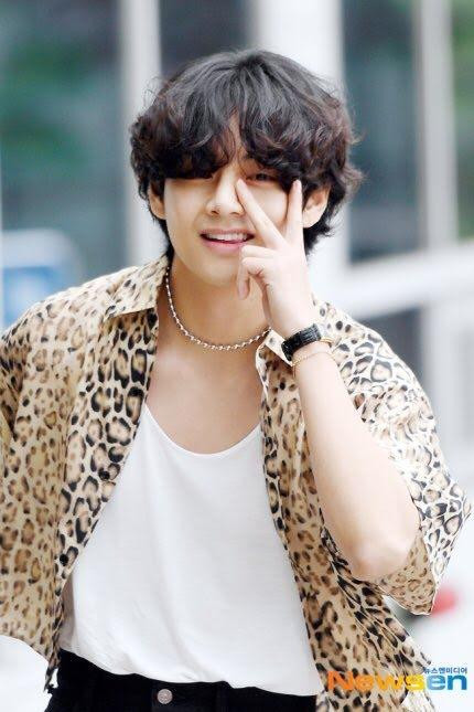 Dựa vào trang phục của V, thời gian chụp bức ảnh được cho là khi V chuẩn bị qua Paris để tham gia buổi biểu diễn của CELINE vào ngày 24/6. Jennie vừa trở về Hàn Quốc vào ngày 23/6 sau lịch trình cá nhân.