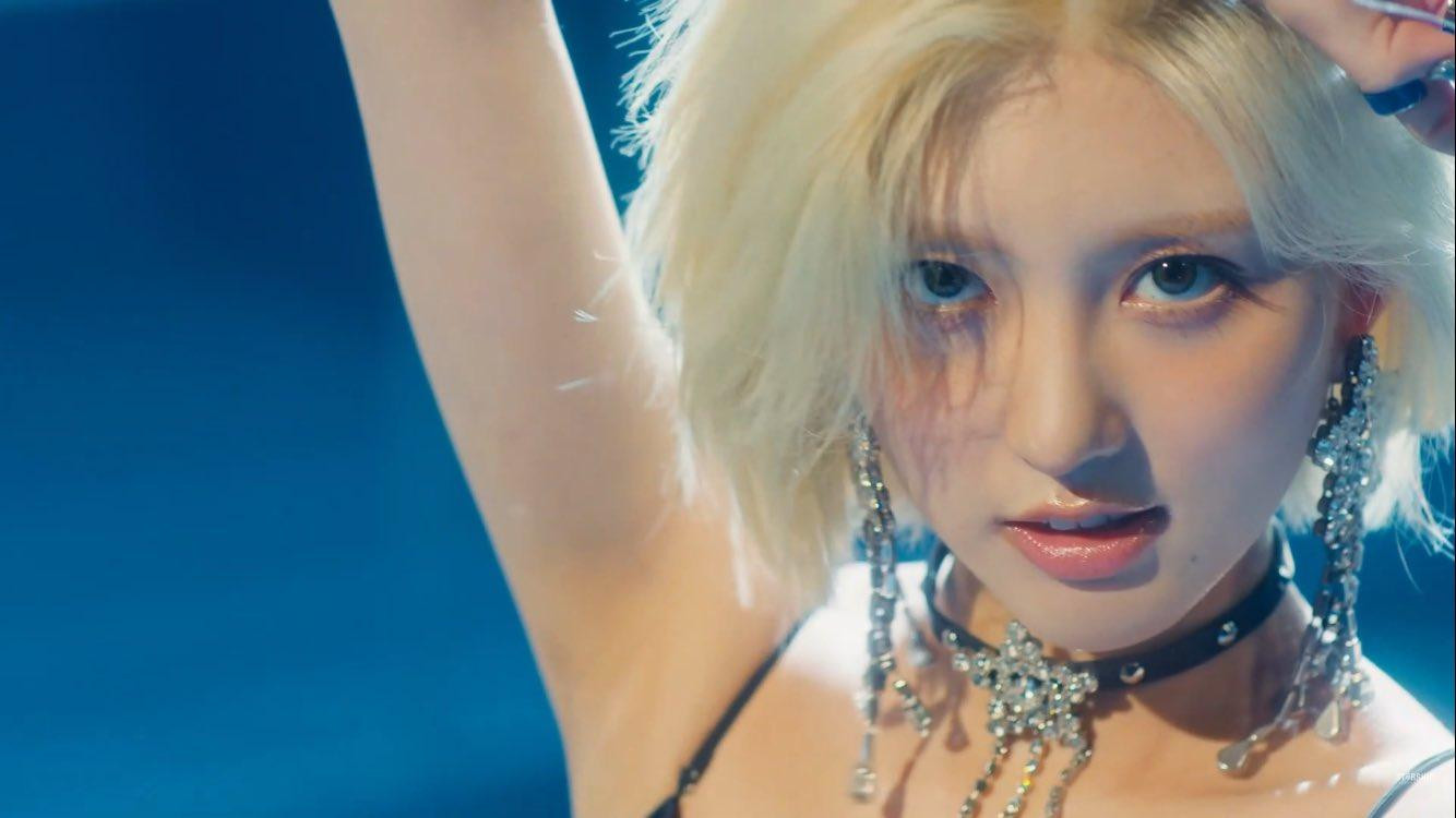 Chị cả của IVE - Gaeul gây xao xuyến với mái tóc ngắn bạch kim mới lạ. Chị cả của IVE - Gaeul gây xao xuyến với mái tóc ngắn bạch kim mới lạ.