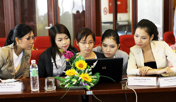 Người đẹp Biển Nguyễn Thị Loan, Trương Tùng Lan, Phạm Thị Thùy Dương, Vũ Thu Hà tại buổi giao lưu.