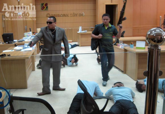 Nhóm cướp bắn thị uy, khống chế toàn bộ nhân viên ngân hàng (Hình ảnh diễn tập)