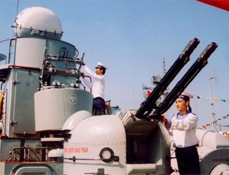 Pháo AK-230 lắp 2 nòng pháo cỡ 30mm cho phép tấn công tiêu diệt mục tiêu trên không ở cự ly 2.500-4.000m, tốc độ bắn 1.000 phát/phút