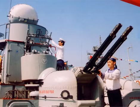 Pháo AK-230 lắp 2 nòng pháo cỡ 30mm cho phép tấn công tiêu diệt mục tiêu trên không ở cự ly 2.500-4.000m, tốc độ bắn 1.000 phát/phút