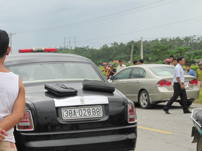 Chiếc siêu xe 35 tỷ mang biển đẹp tại hiện trường vụ tai nạn