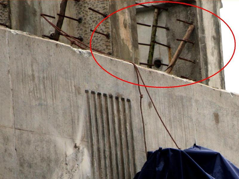 Những thanh chống bằng gỗ thô sơ như thế này được dùng để chống cho những thanh dầm nặng hàng chục tấn. Ảnh chụp tại hiện trường . Ảnh : Minh Đức.