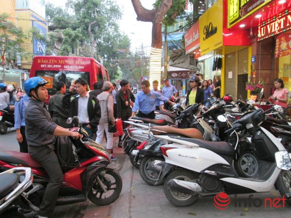 Tranh nhau đặt cọc, “cháy” vàng ngày Thần tài ảnh 4