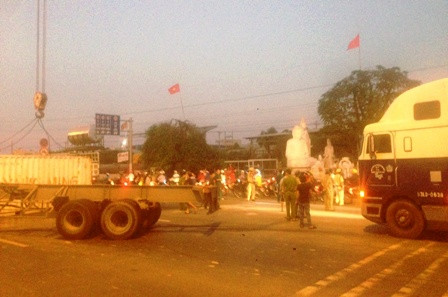 Container 'đổ nhào' giữa xa lộ, giao thông tê liệt ảnh 1