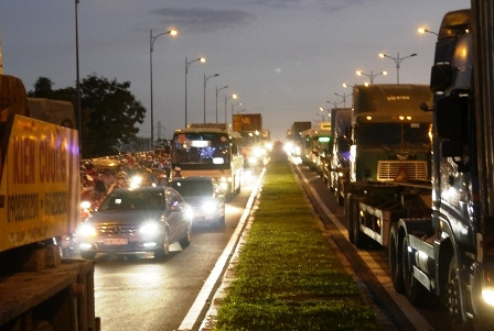 Container 'đổ nhào' giữa xa lộ, giao thông tê liệt ảnh 3