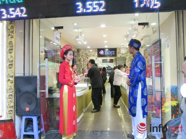 Tranh nhau đặt cọc, “cháy” vàng ngày Thần tài ảnh 6