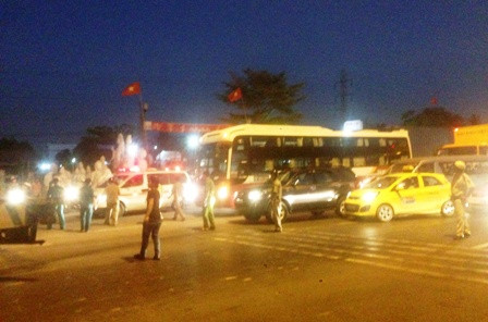 Container 'đổ nhào' giữa xa lộ, giao thông tê liệt ảnh 2