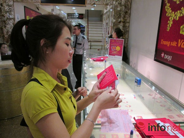 Tranh nhau đặt cọc, “cháy” vàng ngày Thần tài ảnh 17