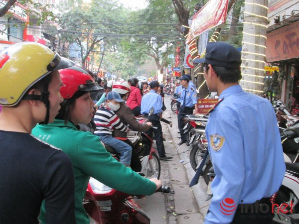 Tranh nhau đặt cọc, “cháy” vàng ngày Thần tài ảnh 3