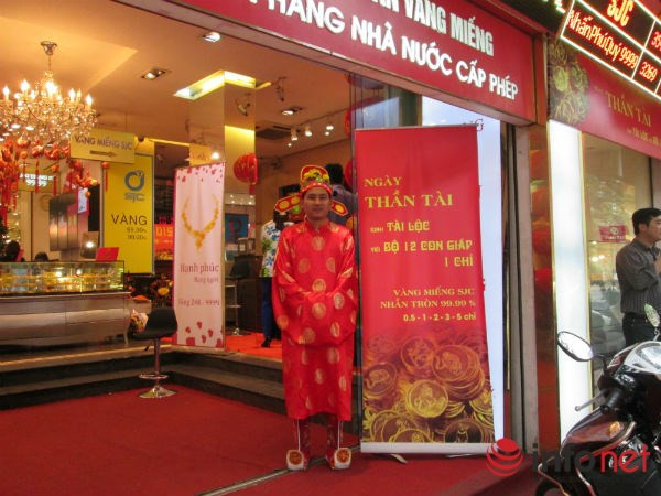 Tranh nhau đặt cọc, “cháy” vàng ngày Thần tài ảnh 5