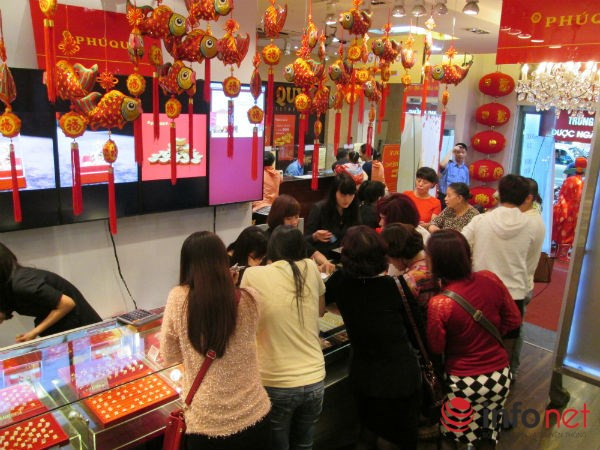 Tranh nhau đặt cọc, “cháy” vàng ngày Thần tài ảnh 9