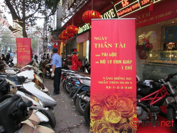 Tranh nhau đặt cọc, “cháy” vàng ngày Thần tài ảnh 7