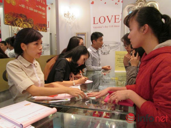 Tranh nhau đặt cọc, “cháy” vàng ngày Thần tài ảnh 11