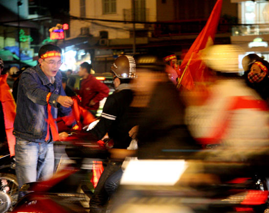 và đấng mày râu.