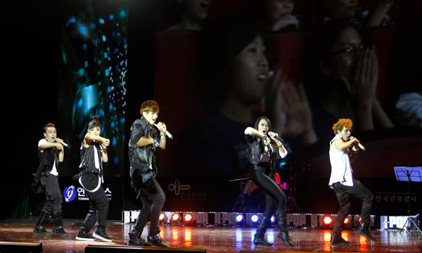 Nhóm thể hiện màn vũ đạo và hát đầy sôi nổi