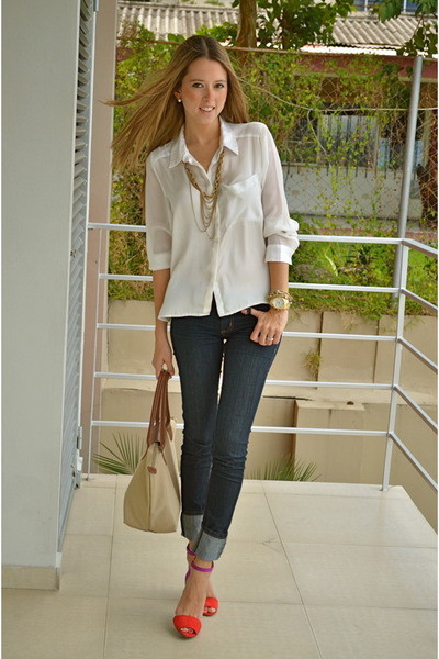 Áo sơ mi kẻ đang là xu hướng được nhiều bạn gái yêu thích. Set đồ jean kết hợp với sơ mi kẻ là lựa chọn hoàn hảo cho những cô nàng năng động. Mix quần jeans với áo sơ mi họa tiết vừa giúp bạn giữ được vẻ ngọt ngào, duyên dáng những cũng rất khỏe khoắn và năng động.