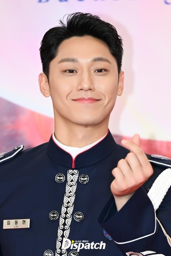 Lee Do Hyun diện quân phục lên thảm đỏ. Sự xuất hiện của nam diễn viên The Glory gây chú ý lớn vì anh đang trong thời gian thực hiện nghĩa vụ quân sự. Lee Do Hyun diện quân phục lên thảm đỏ. Sự xuất hiện của nam diễn viên The Glory gây chú ý lớn vì anh đang trong thời gian thực hiện nghĩa vụ quân sự.