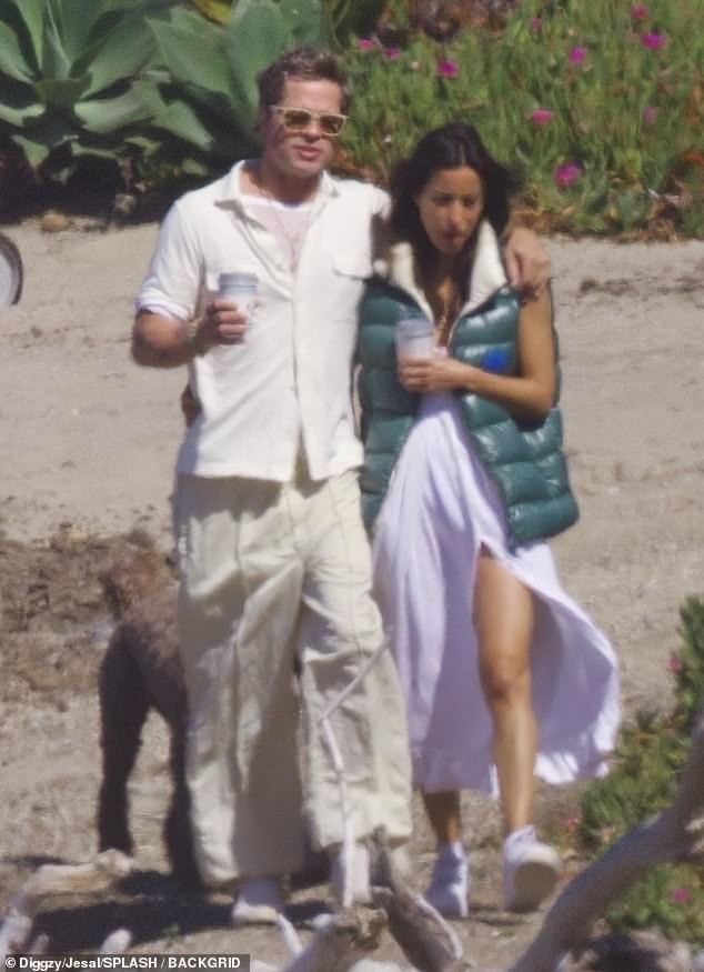 Brad Pitt đi dạo trên bãi biển với bạn gái Ines de Ramon. Ảnh: BackGrid. Brad Pitt đi dạo trên bãi biển với bạn gái Ines de Ramon. Ảnh: BackGrid.