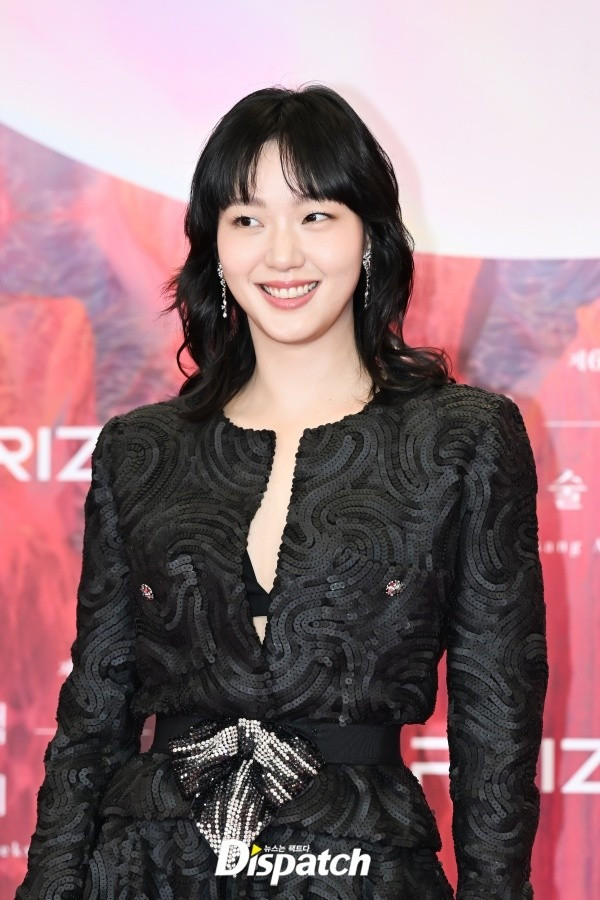 Ngôi sao Quật mộ trùng ma Kim Go Eun trông cá tính và quyến rũ. Ngôi sao Quật mộ trùng ma Kim Go Eun trông cá tính và quyến rũ.