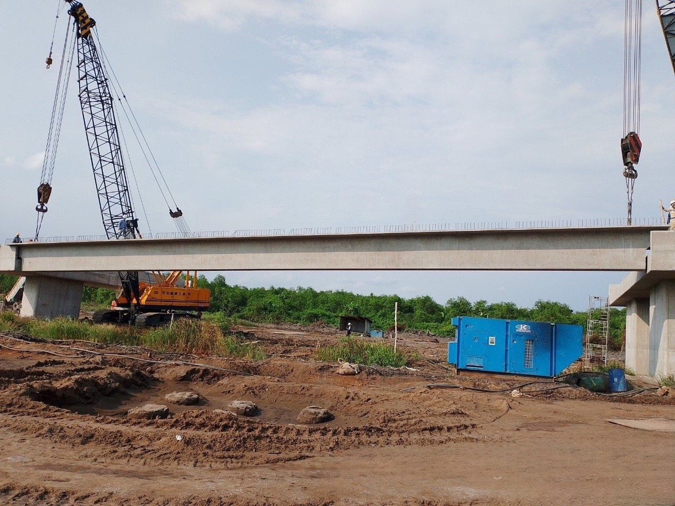 Những phiến dầm đầu tiên phía TPHCM được lao lắp chiều 5/5 (Ảnh: PMU Mỹ Thuận). Những phiến dầm đầu tiên phía TPHCM được lao lắp chiều 5/5 (Ảnh: PMU Mỹ Thuận).