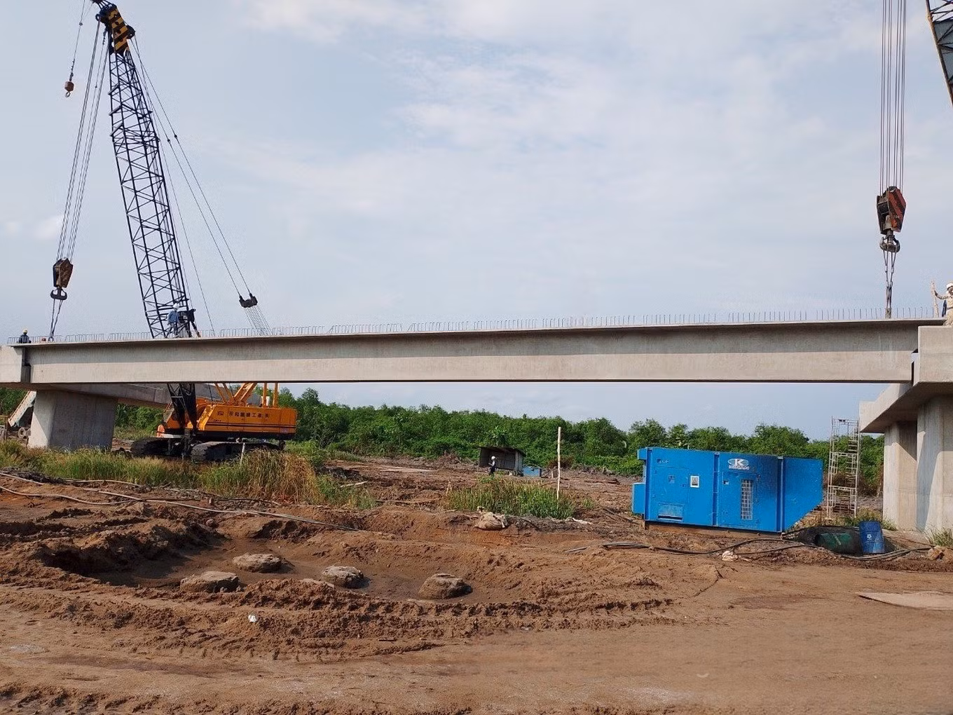 Những phiến dầm đầu tiên phía TPHCM được lao lắp chiều 5/5 (Ảnh: PMU Mỹ Thuận).