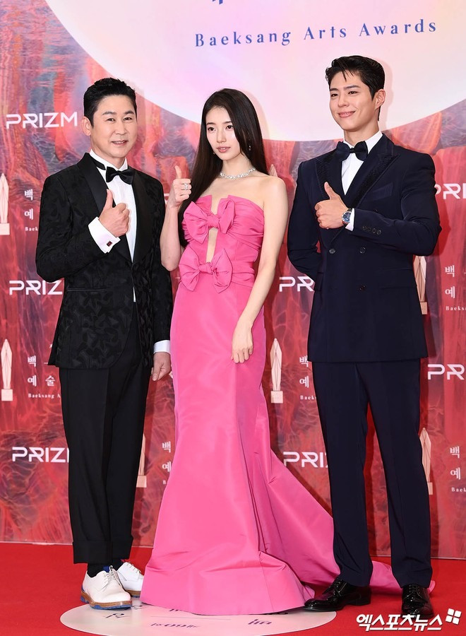 Ba dẫn chương trình của Baeksang 2024 Shin Dong Yup, Suzy và Park Bo Gum. Đây là năm thứ 6 liên tiếp họ cùng nhau đảm nhận trọng trách này. Suzy yêu kiều đứng giữa hai đồng nghiệp nam lịch lãm. Ba dẫn chương trình của Baeksang 2024 Shin Dong Yup, Suzy và Park Bo Gum. Đây là năm thứ 6 liên tiếp họ cùng nhau đảm nhận trọng trách này. Suzy yêu kiều đứng giữa hai đồng nghiệp nam lịch lãm.