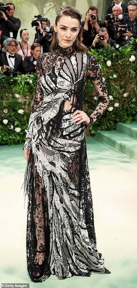 Con gái của Tổng Biên tập Vogue Anna Wintour, Bee Carrozzini, cũng mất điểm với trang phục ren. Ngoài hoa văn rối rắm, nhiều đường cắt khác nhau khiến nó giống như được chắp ghép vội vàng vào phút cuối.