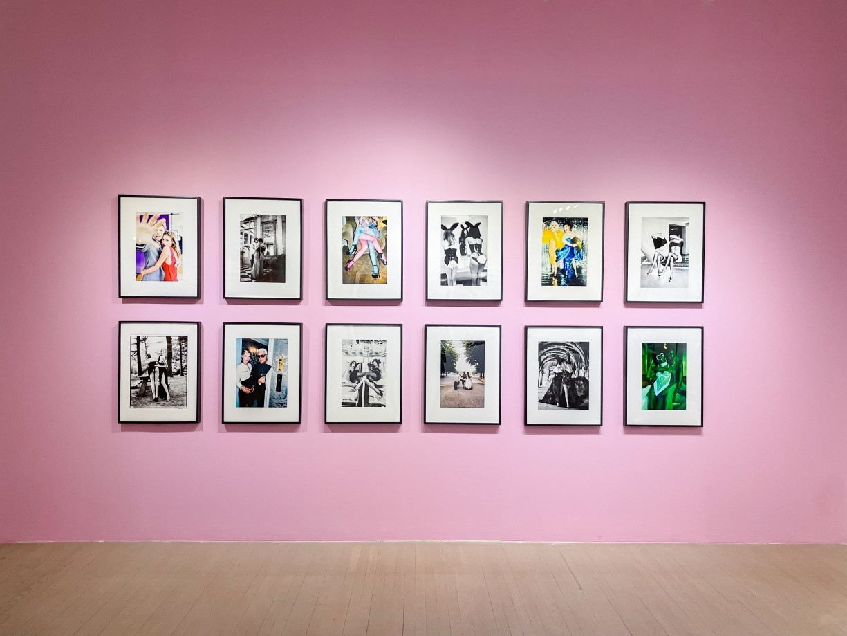 Bên trong triển lãm của Ellen von Unwerth. Bên trong triển lãm của Ellen von Unwerth.