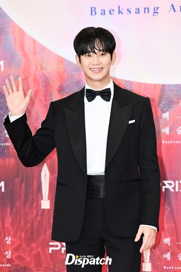 Kim Soo Hyun chọn lễ phục đen cổ điển kết hợp với áo sơ mi trắng và thắt nơ. Anh là một trong những ứng cử viên sáng giá cho danh hiệu Nam diễn viên chính xuất sắc ở mảng truyền hình với "bom tấn" Queen of Tears. Bạn diễn của anh là Kim Ji Won vắng mặt tại lễ trao giải. Kim Soo Hyun chọn lễ phục đen cổ điển kết hợp với áo sơ mi trắng và thắt nơ. Anh là một trong những ứng cử viên sáng giá cho danh hiệu Nam diễn viên chính xuất sắc ở mảng truyền hình với "bom tấn" Queen of Tears. Bạn diễn của anh là Kim Ji Won vắng mặt tại lễ trao giải.