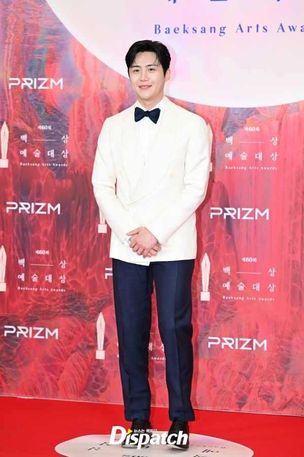 Tài tử Kim Seon Ho khoe vẻ điển trai và lịch thiệp trong set lễ phục trắng - xanh đen. Tài tử Kim Seon Ho khoe vẻ điển trai và lịch thiệp trong set lễ phục trắng - xanh đen.