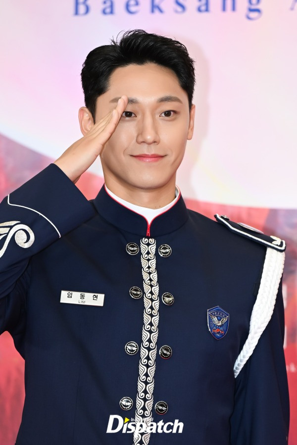Lee Do Hyun diện quân phục lên thảm đỏ. Sự xuất hiện của nam diễn viên The Glory gây chú ý lớn vì anh đang trong thời gian thực hiện nghĩa vụ quân sự. Lee Do Hyun diện quân phục lên thảm đỏ. Sự xuất hiện của nam diễn viên The Glory gây chú ý lớn vì anh đang trong thời gian thực hiện nghĩa vụ quân sự.